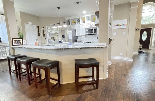 Wetmore House | 4BR/2.5 Bath, 5-Star, Six Flags, La Cantera Shops, UTSA, Med Center, River Walk.
