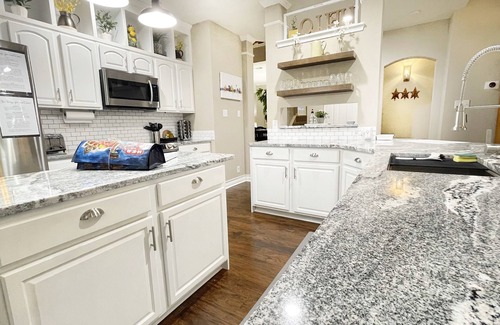 Wetmore House | 4BR/2.5 Bath, 5-Star, Six Flags, La Cantera Shops, UTSA, Med Center, River Walk.