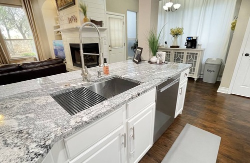 Wetmore House | 4BR/2.5 Bath, 5-Star, Six Flags, La Cantera Shops, UTSA, Med Center, River Walk.