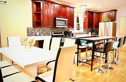 Quincy Apartment | 4BR 2BA 7BED WOLLASTONBEACH.NearBOSTON-1