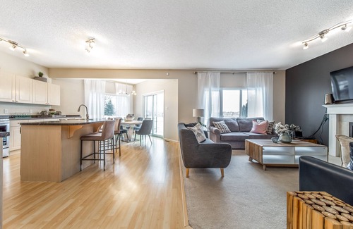 West Edmonton House | 4BR 5beds Luxury Golf Course Home By Henday/Whitemud/Long Stay discount!