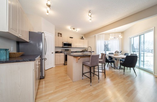 West Edmonton House | 4BR 5beds Luxury Golf Course Home By Henday/Whitemud/Long Stay discount!