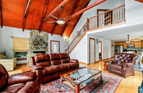 Mineral Cabin | 4BR Lake Anna Cabin with Pool, Beach, and Deck