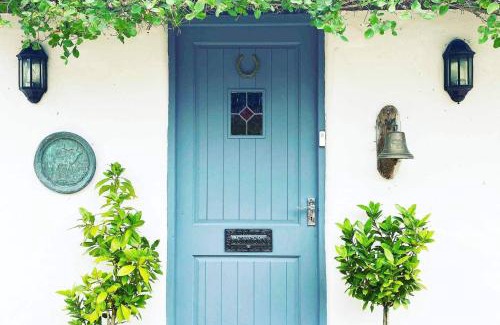 Kingston St Mary House | 5-Bed Home - Sleeps 12 Pool Garden & Play Area