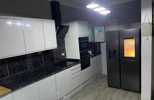 Freetown Apartment | 5 Bedroom immaculate house in Freetown very close to all popular beaches .