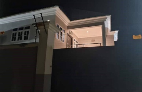 Freetown Apartment | 5 Bedroom immaculate house in Freetown very close to all popular beaches .