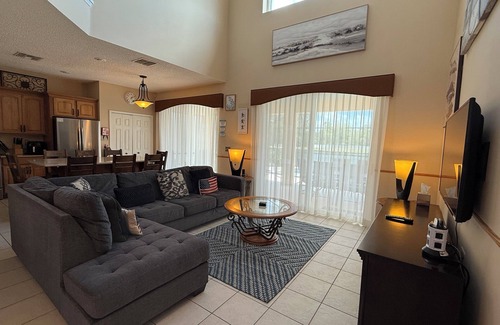 Seasons Villa | 5* comfort, close to the parks & superb lake view NEW - Harry Potter room!