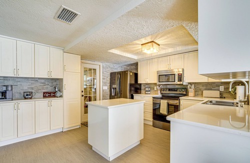 Holiday House | 5 Mi to Beach: Retreat w/Heated Pool in Holiday!