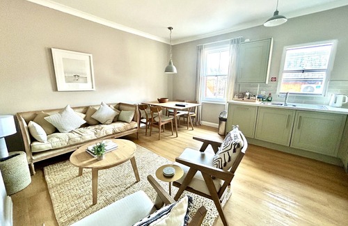 Canford Cliffs Apartment | 5 min to the beach! Outstanding location! Family friendly apartment nr Sandbanks