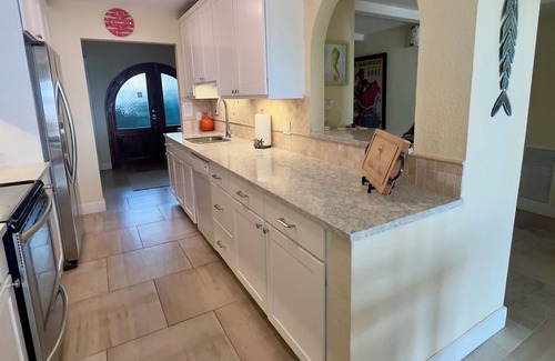 Nazareth Condo | 5 min walk to beach & dining - Pool & Hot Tub