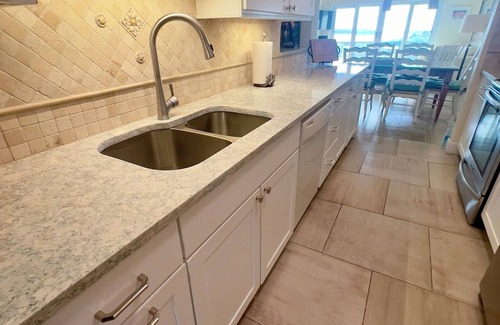 Nazareth Condo | 5 min walk to beach & dining - Pool & Hot Tub