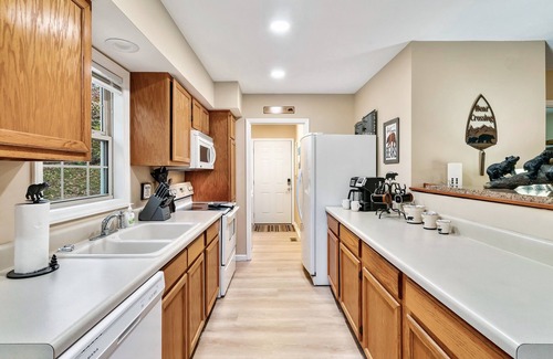 Sevierville Cottage | 5 minutes from Dollywood! Family Cabin Game Room Fun