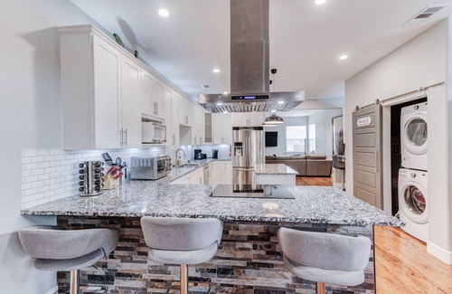 Central Arlington House | 5 Star! 3Bed 4Bath 1mileATnT Stadium Globe LifePark SixFlagsHurrHarb Texas Live!