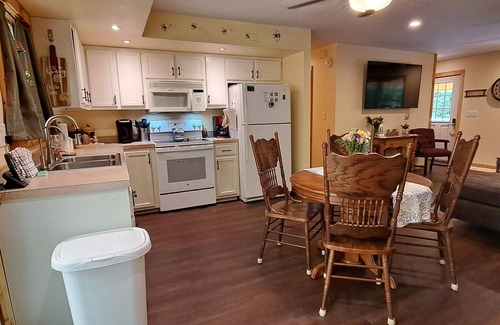 Gatlinburg Cottage | 5.STAR 🐻 5.bedroom 3.bath - ADA - 6.min to Downtown. Newly remodeled for 2023.