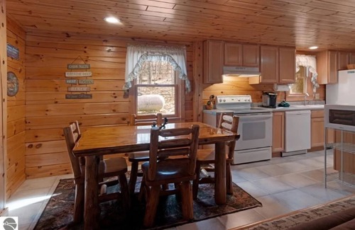 Bellaire Cabin | 5 world class golf courses Nice Cozy Cabin. Min from Schuss Mountain.