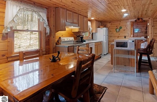 Bellaire Cabin | 5 world class golf courses Nice Cozy Cabin. Min from Schuss Mountain.