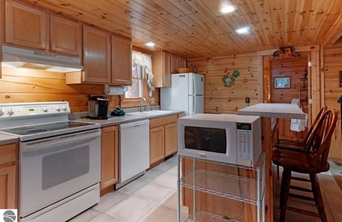 Bellaire Cabin | 5 world class golf courses Nice Cozy Cabin. Min from Schuss Mountain.