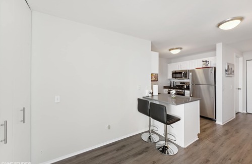 Downtown Chicago Hotel | 50th Floor Mag Mile Studio VIEW, Pool, Gym, Balcony