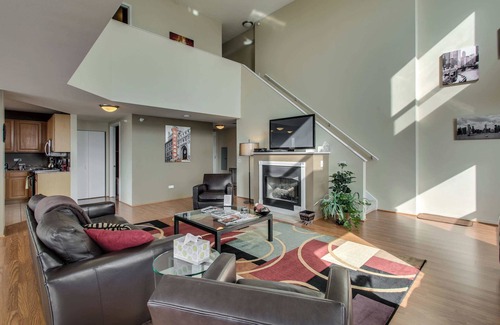 Downtown Chicago Apartment | 53/54 Mag Mile Penthouse VIEWS, Fireplace, Pool
