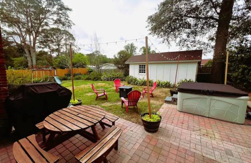 Fortson House | 5BR Art Deco Retreat : Hot Tub, BBQ & Family Fun