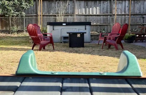 Fortson House | 5BR Art Deco Retreat : Hot Tub, BBQ & Family Fun