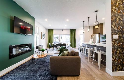West Edmonton Apartment | 5BR-Luxury Retreat-Hot Tub-King Bed-Rogers Place-DT
