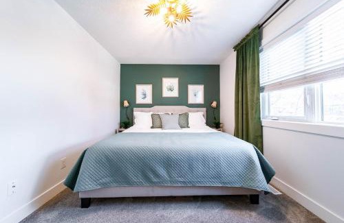 West Edmonton Apartment | 5BR-Luxury Retreat-Hot Tub-King Bed-Rogers Place-DT