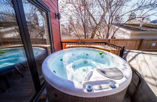 West Edmonton Apartment | 5BR-Luxury Retreat-Hot Tub-King Bed-Rogers Place-DT
