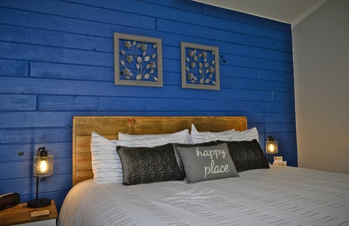 Snowflake Hotel | #6 Beautiful Room in Historic Inn, Blue Bungalow