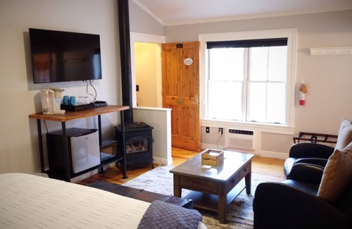 Snowflake Hotel | #6 Beautiful Room in Historic Inn, Blue Bungalow