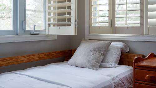 Carling House | 6 Bedroom Lakefront Main House in Sand Bay