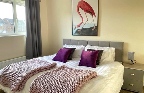 Barnsley House | 6 Person Spacious Home with Garden