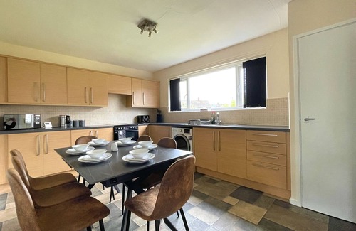 Barnsley House | 6 Person Spacious Home with Garden