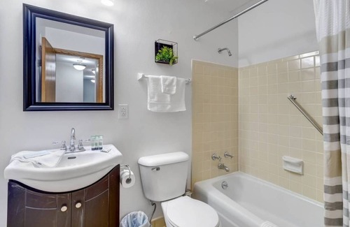 Wauwatosa Apartment | 64 m² Apartment ∙ 1 bedroom ∙ 4 guests