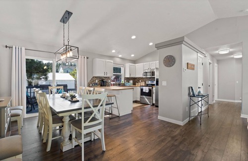 Spokane House | 6BR/3BA House - 2nd Living and Entry - 18 Guests
