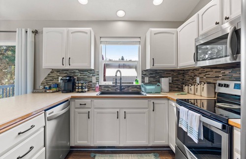 Spokane House | 6BR/3BA House - 2nd Living and Entry - 18 Guests