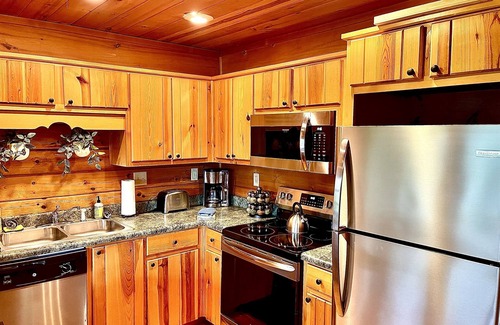 West Jefferson Cabin | 6BR Log Cabin | Walk to Downtown | Mountain Views