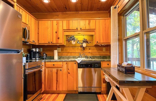 West Jefferson Cabin | 6BR Log Cabin | Walk to Downtown | Mountain Views