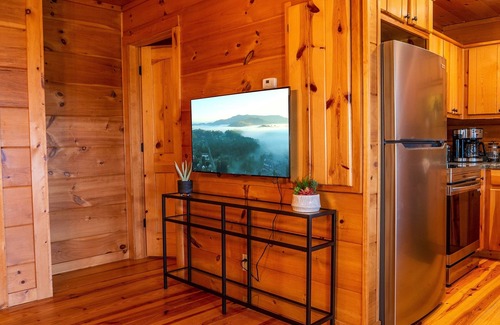 West Jefferson Cabin | 6BR Log Cabin | Walk to Downtown | Mountain Views