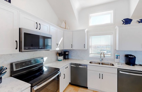 Ocean Hill House | 6BR Oceanside | Pool | Hot Tub | Balcony | Tennis