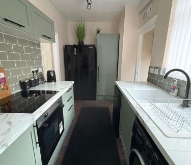 Everton House | 7 Bed Home - 1 minute walk to Anfield Stadium!