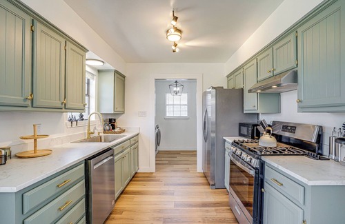 Bridgeport House | 7 Mi to Lake Bridgeport: Home w/Yard & Grill!