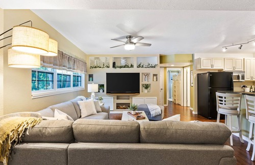 South Pinellas Community Council House | 7 Min to Beach ~ Pool, BBQ & Games Getaway