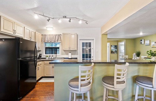 South Pinellas Community Council House | 7 Min to Beach ~ Pool, BBQ & Games Getaway
