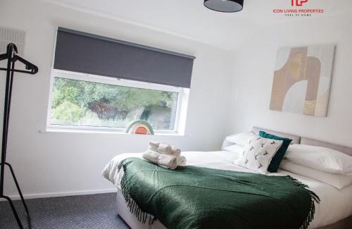 St Helens House | 7Beds Contractor & Family Haven St Helens