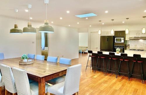 Shell Cove House | 7kW EV Point,King Bed,1 Story Spacious All Ages Entertainer