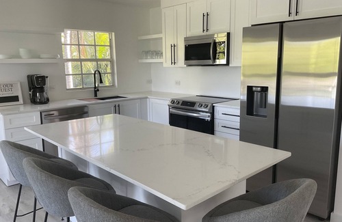 Seven Mile Beach Cottage | 7mile-Island Hideaway-2bed/2bath-King & Queen Beds-Pool-walk to beach & shops!