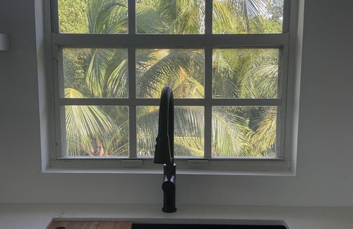 Seven Mile Beach Cottage | 7mile-Island Hideaway-2bed/2bath-King & Queen Beds-Pool-walk to beach & shops!