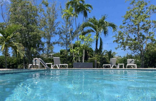 Seven Mile Beach Cottage | 7mile-Island Hideaway-2bed/2bath-King & Queen Beds-Pool-walk to beach & shops!
