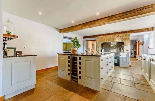 Great Tew Cottage | 8 bedroom luxury holiday home in the Cotswolds with a hot tub - Stonewell Farmhouse